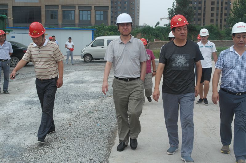 李智副书记莅临公司研究中心建设项目慰问一线施工人员