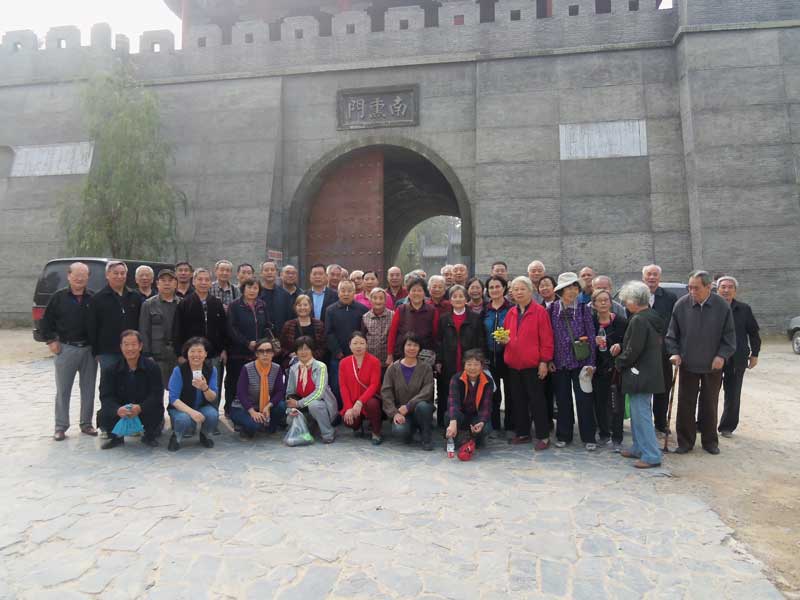 重阳节公司工会组织离退休老干部参观中原影视城