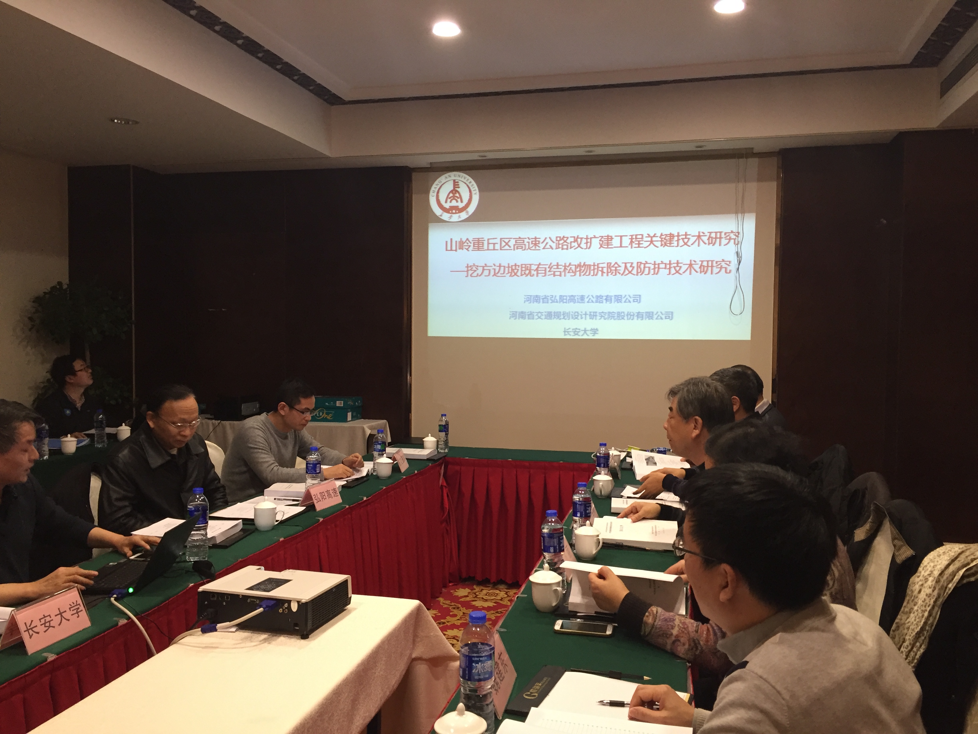 我公司科研项目《山岭重丘区高速公路改扩建工程关键技术研究—挖方边坡既有结构物拆除及防护技术研究》通过技术鉴定