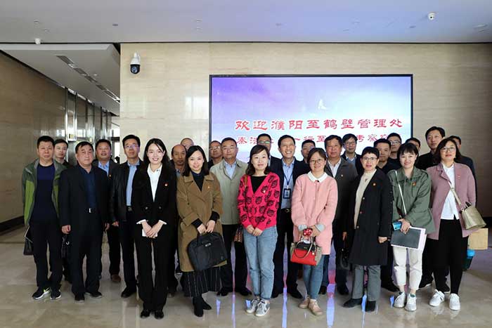 河南省交通运输厅高速公路濮阳至鹤壁管理处秦浩处长一行至公司交流座谈